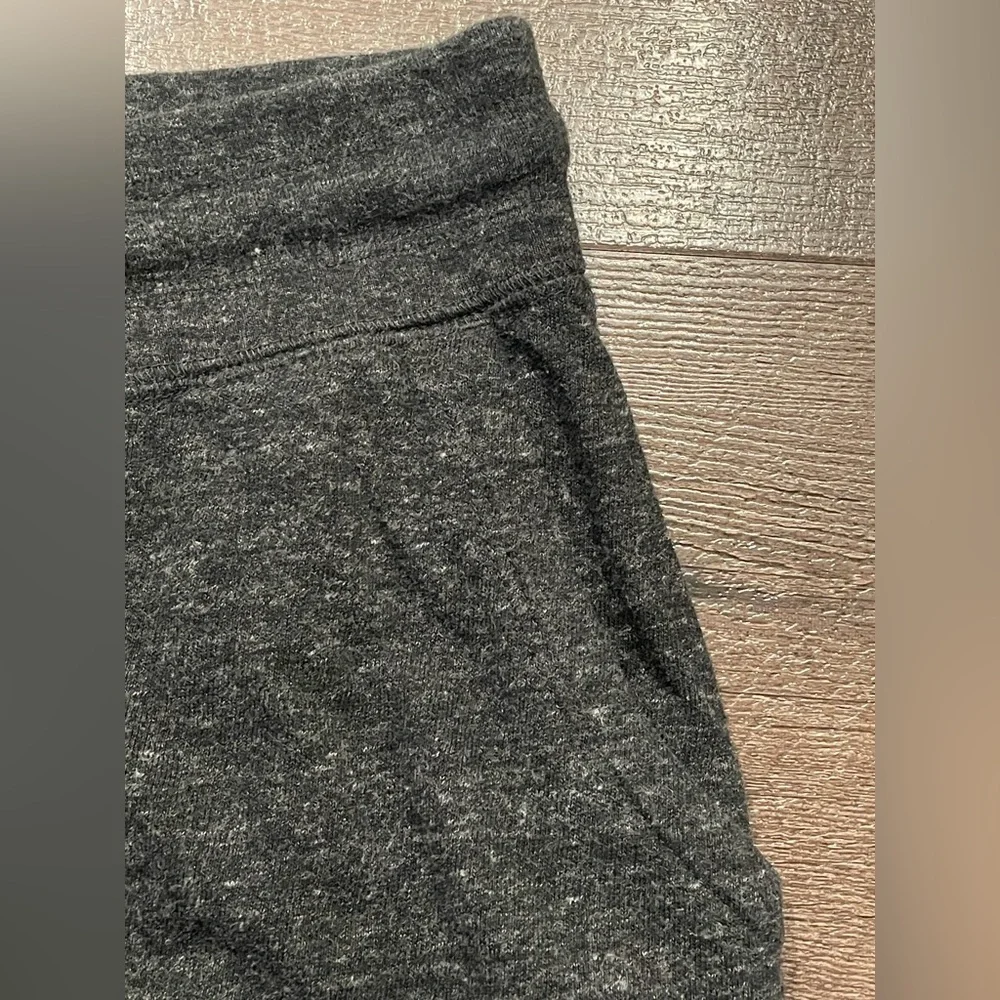 Nike Kid’s Gray Capri Sweatpants with Tapered Ankles and Relaxed Fit Size XL